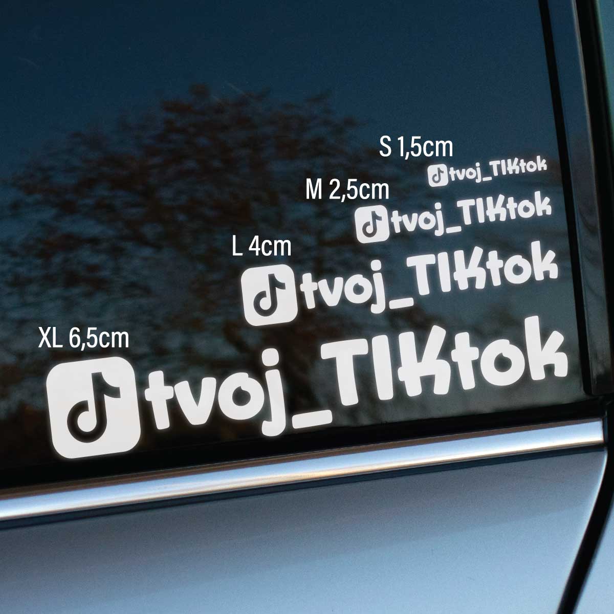 Plotrovaná nálepka na auto s TikTok menom a ikonou aplikácie, dostupná vo veľkostiach S, M, L a XL pre originálnu propagáciu profilu.